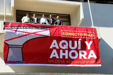Autoridades de Valdivia y Los Ríos desplegaron lienzo exigiendo solución a urgente problema de conectividad
