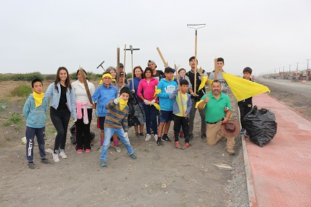 Niños y niñas sampedrinas dejan su huella limpiando borde costero de su barrio