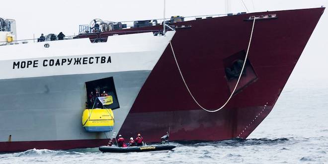 Activista chileno de Greenpeace enfrenta a buque ucraniano en defensa de ballenas y pingüinos