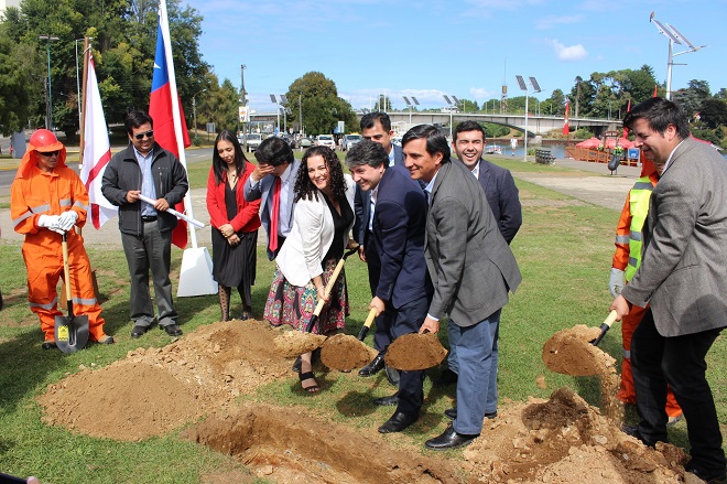 Autoridades colocan primera piedra que da inicio a remodelación de la Costanera de Valdivia