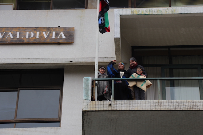 Municipalidad de Valdivia izó bandera mapuche en celebración del Wetripantu