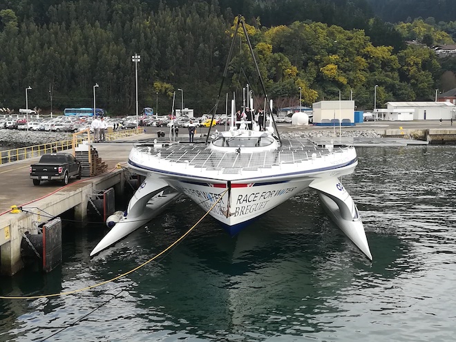 Catamarán “Race for Water” recaló en la Base Naval Talcahuano para realizar escala técnica antes de proseguir su travesía por los océanos del mundo