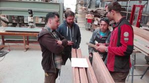 Mueblistas y carpinteros europeos capacitan a sus pares en Araucanía