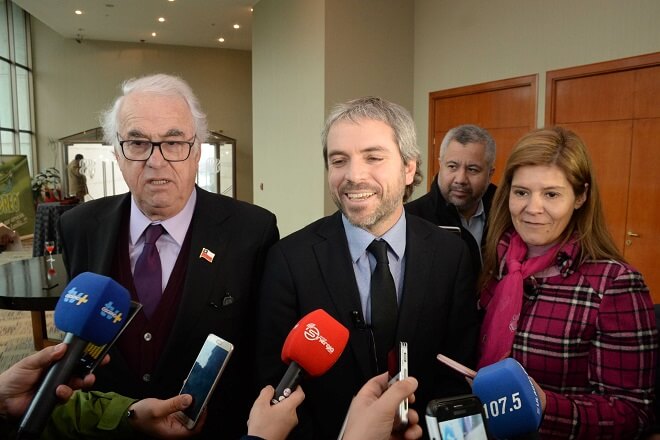 Ministro Blumel e intendente Jürgensen exponen en seminario de gremios realizado en Osorno