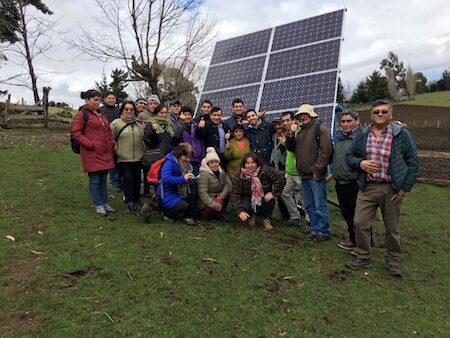 Vecinos de Corral y Valdivia conocen proyecto fotovoltaico de Isla Huapi para replicar iniciativa