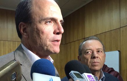 Berger busca compromiso ministerial para adicionar 2 mil subsidios de Vivienda a Los Ríos tras conversar con ministro