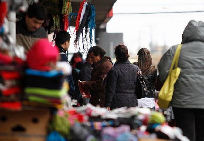 Autoridades nacionales y locales analizaron el comercio ambulante ilegal en Temuco en foro sobre el tema