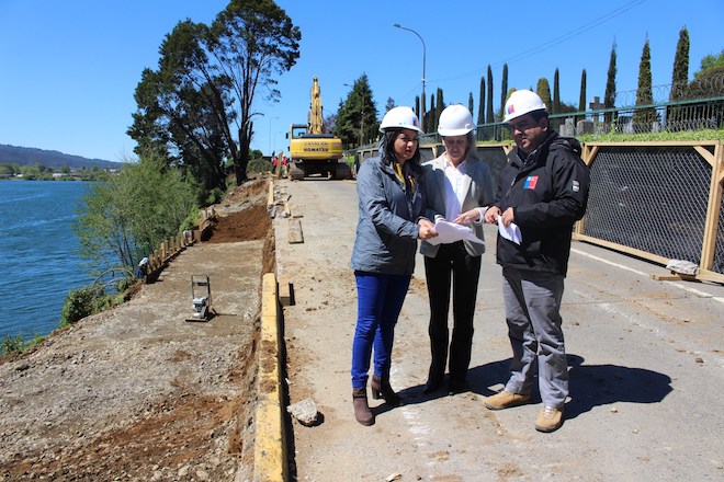 Reparación de socavón en Costanera de Valdivia requerirá corte de tránsito permanente entre calles General Cañas y Carlos Condell