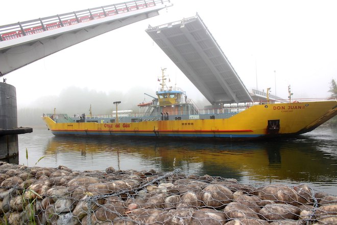 Con el tránsito del ferry Don Juan II, MOP completó con éxito tercera apertura del puente Cau Cau