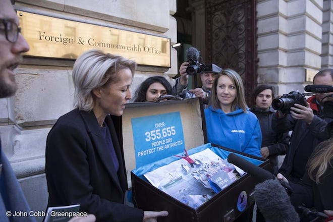 Actriz Gillian Anderson se suma a campaña de Greenpeace para proteger la Antártica