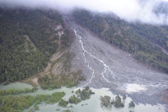 Intendente Navarrete sobrevoló zona derrumbada en Valle Exploradores