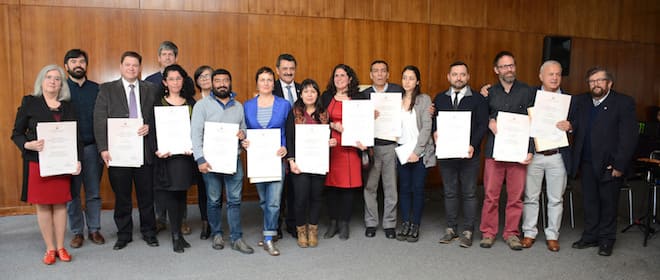 UACh reconoció a 14 de sus profesionales y académicos por su aporte a la Extensión y Vinculación con el Medio