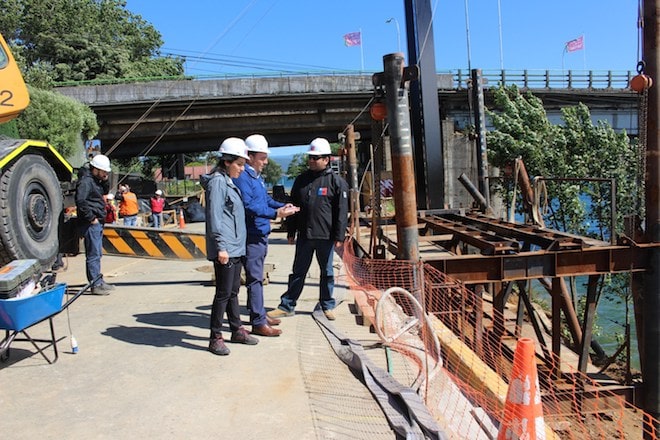 Reparación de socavón en Costanera de Valdivia, junto al puente Calle Calle, alcanza un 30% de avance