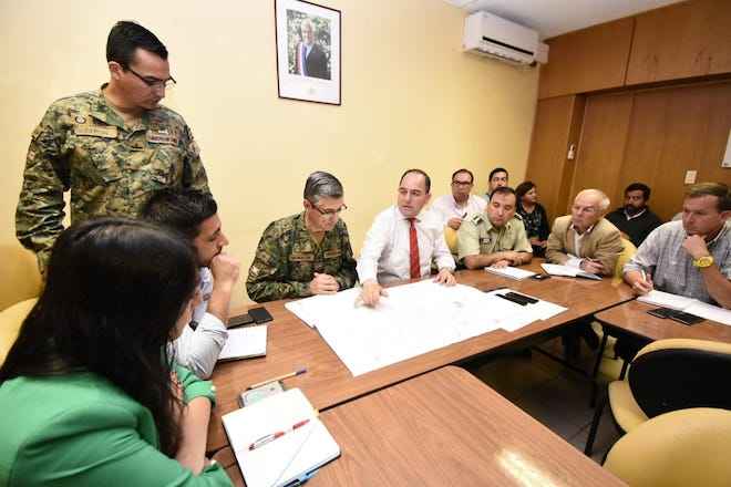 Autoridades de Los Ríos coordinan trabajo con jefe de Defensa Nacional en zona afectada por incendios forestales