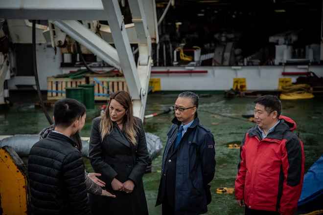 Intendenta de Magallanes recorrió junto a embajador de China buque que instala Fibra Óptica en Chile