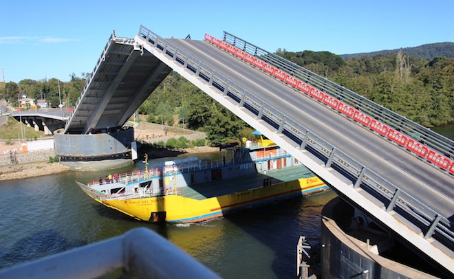 Con tránsito fluvial de una embarcación e instalación de nuevos pórticos de accesos, se desarrolló octava apertura del puente Cau Cau  
