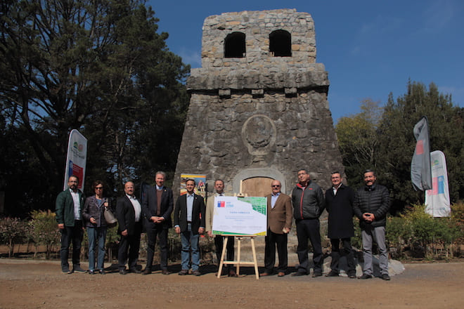Minvu y Deportivo Alemán firman acuerdo para mantención y cuidado de la única Torre Bismarck de Sudamérica