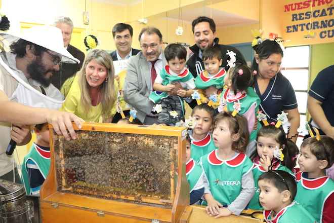 Convenio-SAG-INTEGRA: con entretenido cuento enseñan a preescolares el mundo de las abejas