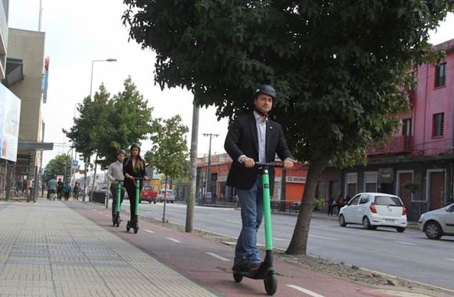 Seremi Armstrong promueve uso de scooter eléctrico en ciclovías de Concepción