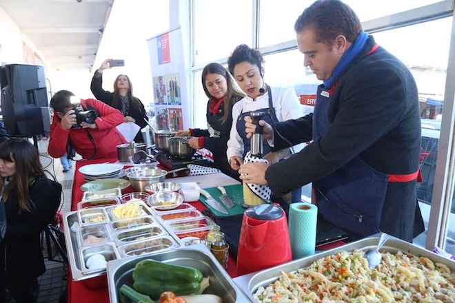 Autoridades preparan ensaladas saludables en la Vega Monumental