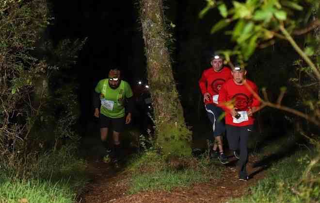 Carrera nocturna de trail invita a correr por distintos sectores de Isla Teja en Valdivia  