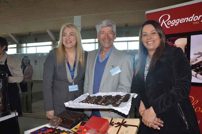 Sernatur recibe con chocolates y café de marcas regionales a pasajeros en Aeropuerto Carriel Sur