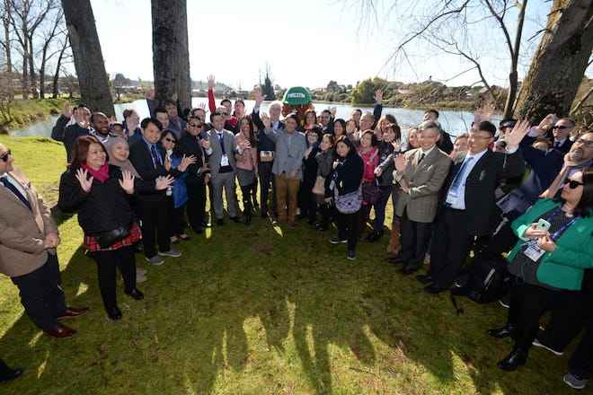 Intendente junto a más de 60 delegados de Apec participan en arborización en Humedal El Loto