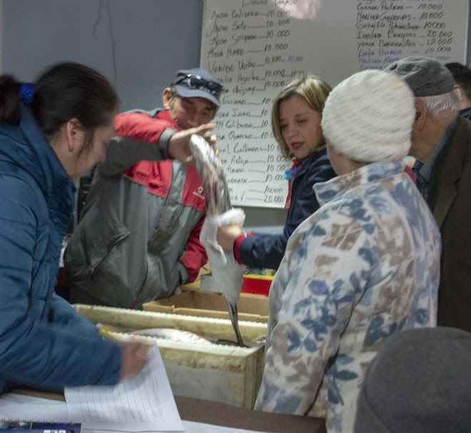 Mil 500 kilogramos de recurso pesquero fueron donados a adultos mayores de Puerto Aysén y Puerto Chacabuco