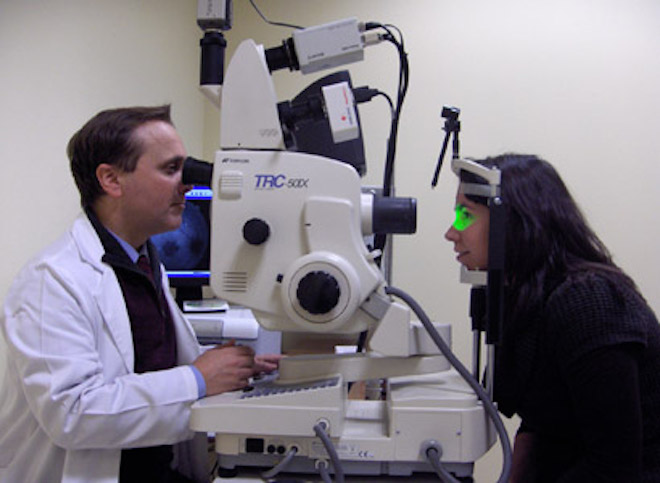Oftalmólogos cuestionan desregularización de actividades en torno a la salud visual decretada por TC
