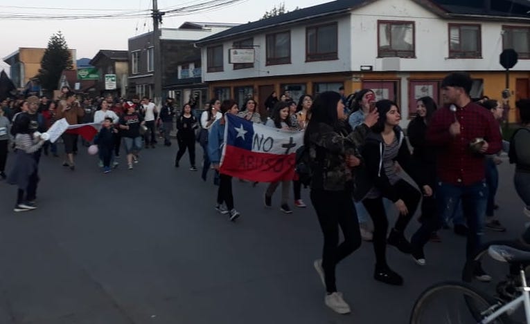 Masiva movilización de estudiantes en Aysén por reformas sociales se desarrolló de forma pacífica este domingo