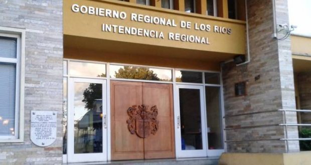 Contraloría Regional de Los Ríos detecta irregularidades en compras de cajas de alimentos: cores apuntan a responsabilidad de intendente y funcionarios