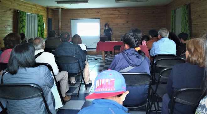 Académica UACh conversó con comunidad local sobre "Problemas Constitucional Vigente”