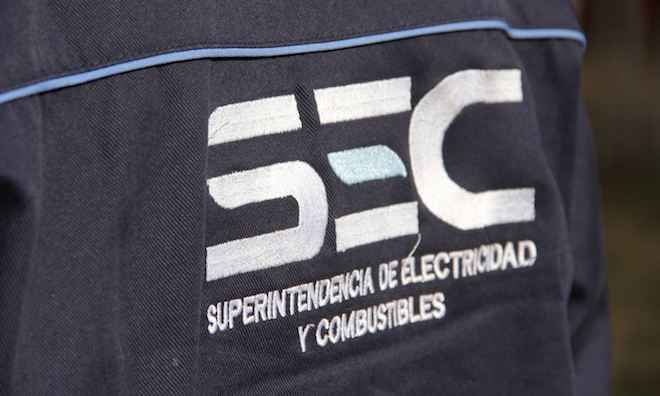 SEC llama a evitar el uso de cotillón metálico cerca de las redes eléctricas para prevenir cortes de luz