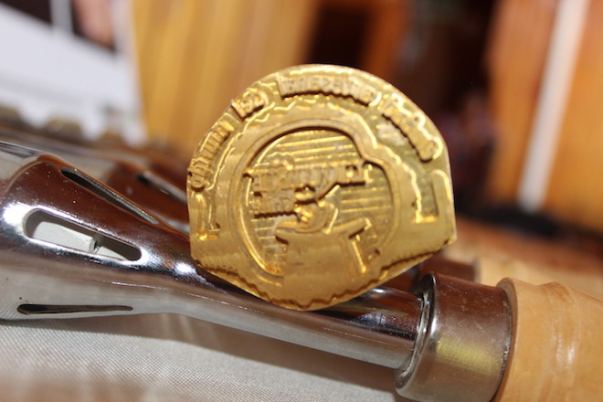 Artesanos de Liquiñe recibieron sellos e iconografías que los acreditan como Ciudad Artesanal Mundial reconocida por la Unesco