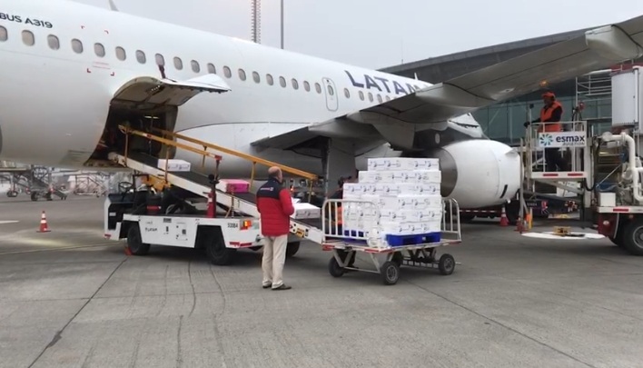 Embarque de salmones de planta de Tomé salió directo en vuelo Concepción–Lima