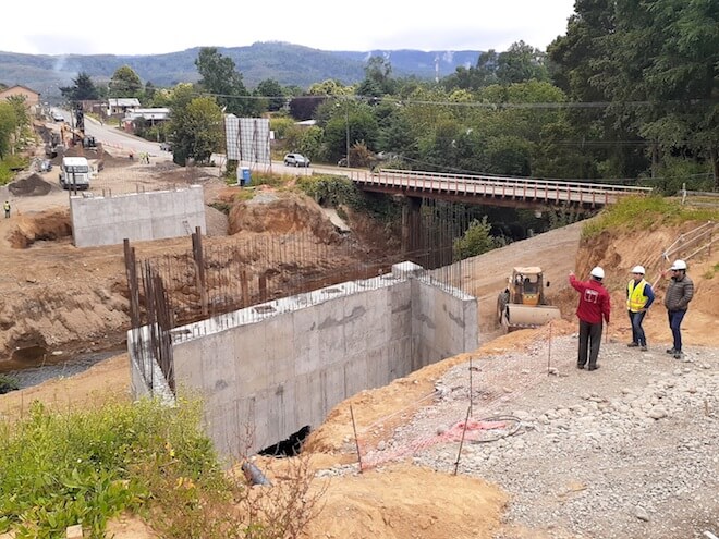 Con conformación de estribos y cepas avanza construcción de nuevo puente Collilelfu de Reumén