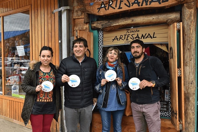 Locatarios de Puerto Aysén desarrollan estrategia para incentivar la compra por parte de turistas de cruceros