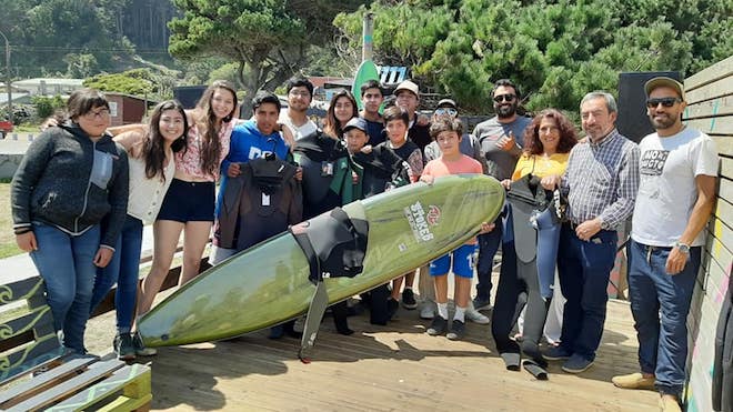 La municipalidad de Mariquina y Levantemos Chile realizan talleres de surf para niños en Mehuín