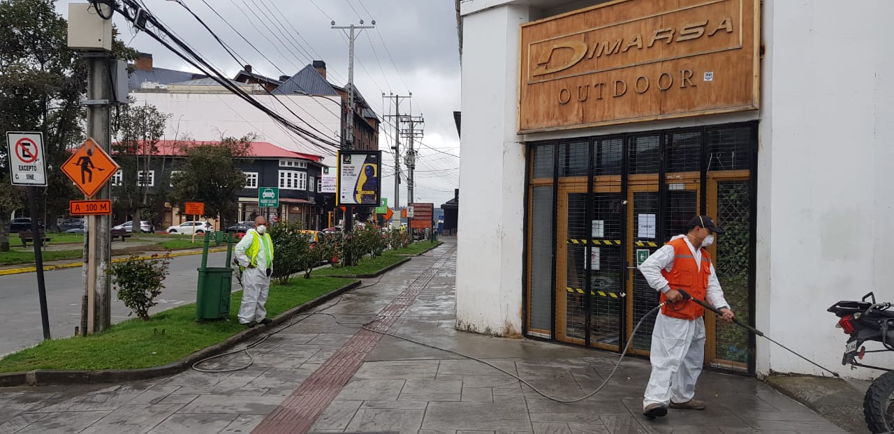 Municipalidad de Puerto Varas comenzó sanitización de espacios públicos y mobiliario urbano