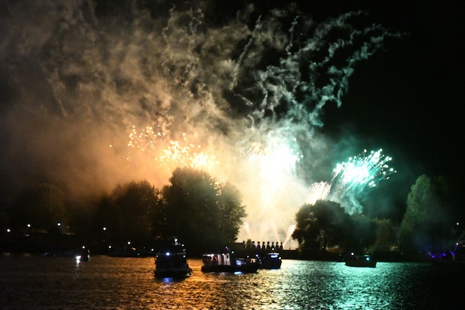 Público repletó la costanera para vivir tradicional Noche Valdiviana 2020