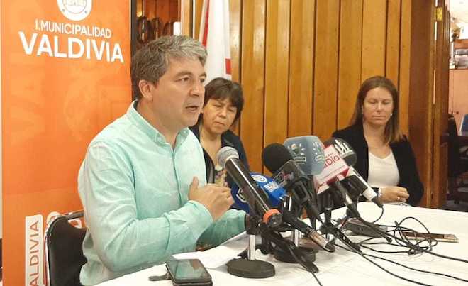 Alcalde Sabat exige al Gobierno decretar emergencia sanitaria regional y anuncia la sanitización de las calles de Valdivia