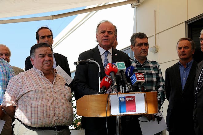 Ministro Walker analiza la situación de abastecimiento frente al coronavirus: “A Chile no le faltarán alimentos”