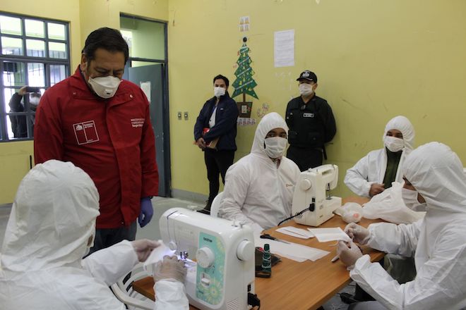 Internos de CCP Biobío fabrican 200 mascarillas diarias para prevenir contagio por COVID-19