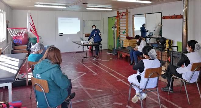 Funcionarias del Hogar de Cristo de Valdivia se capacitan en prevención del COVID-19 y manipulación de alimentos