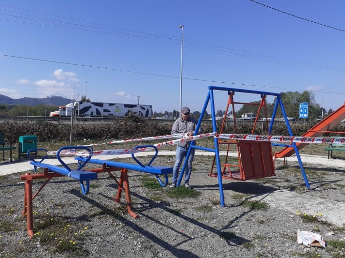 Municipio clausuró juegos infantiles y máquinas de ejercicios de espacios públicos de Paillaco
