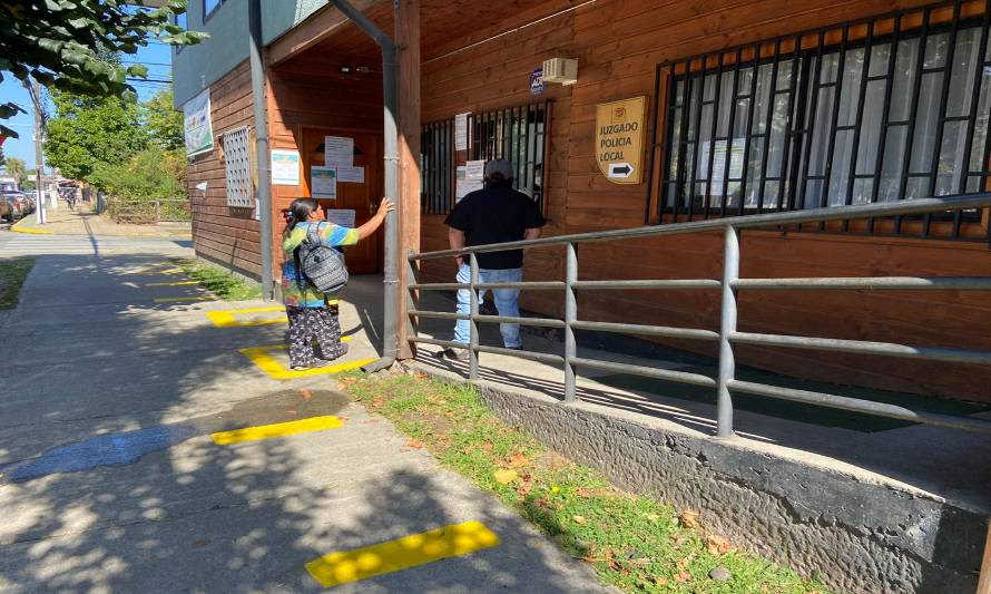 Municipalidad de Paillaco demarcó veredas en puntos de mayor aglomeración de personas