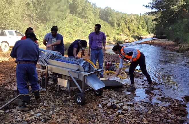 Entregan maquinaria para modernizar sistema de extracción de oro en la Región de Los Ríos