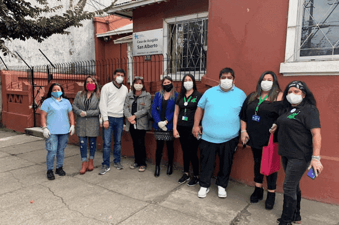 Trabajadores ProEmpleo Biobío confeccionan mascarillas y ropa de abrigo para regalar