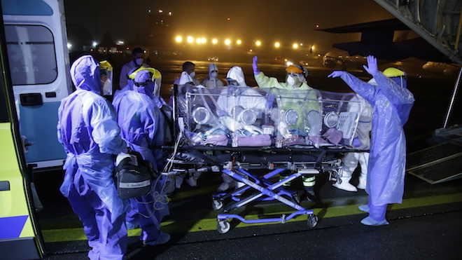 Exitoso primer traslado aeromédico de pacientes COVID-19 entre Santiago y Concepción