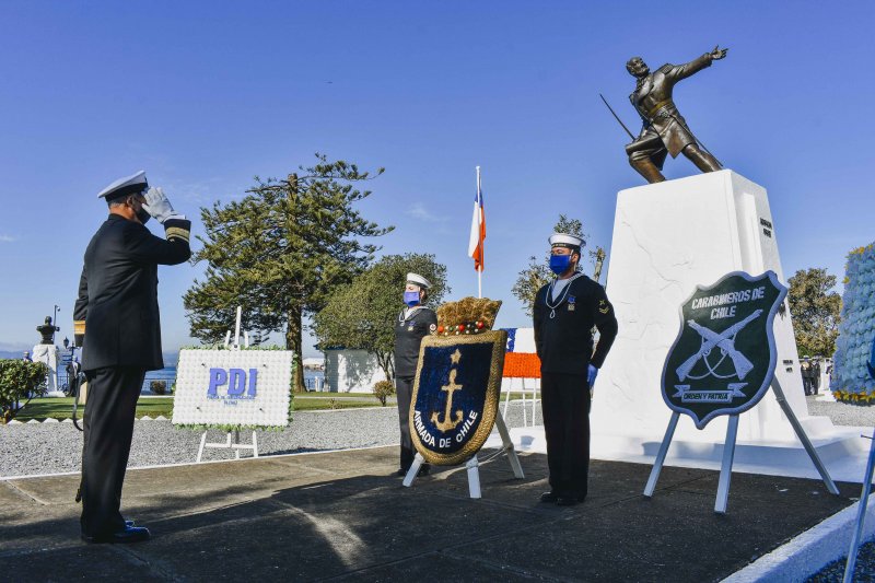 Con ofrendas florales se recuerda a los Héroes de Iquique en la Base Naval Talcahuano